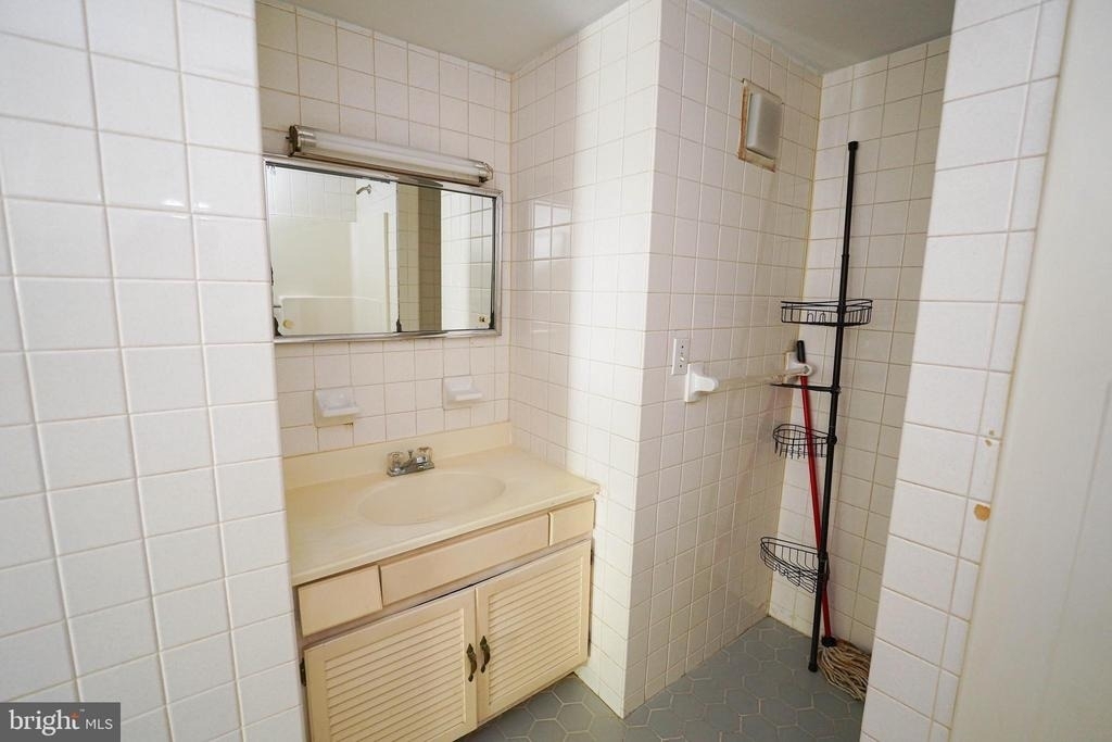 202 E Grove Street - Photo 21