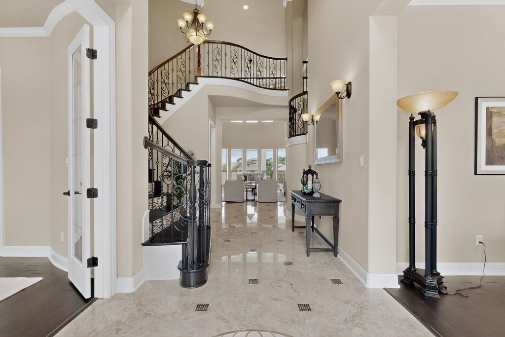 1905 Leaders Ln - Photo 4