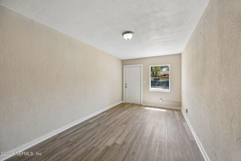 1627 E 9th Street - Photo 4