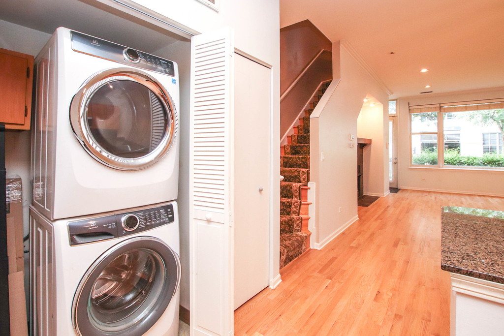 945 N Kingsbury Street - Photo 8