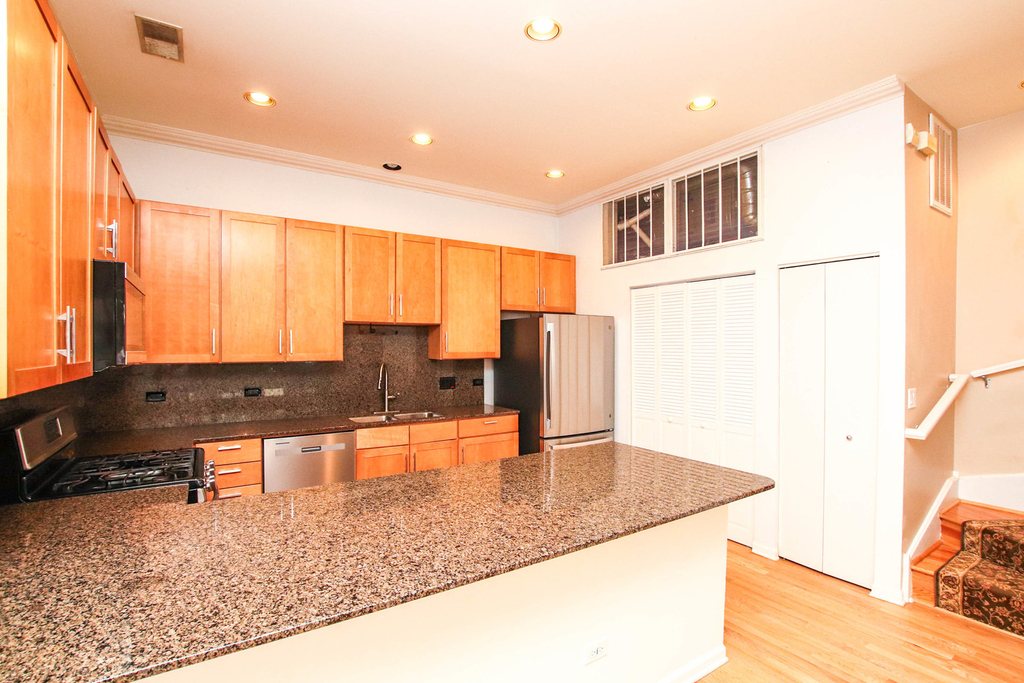 945 N Kingsbury Street - Photo 5