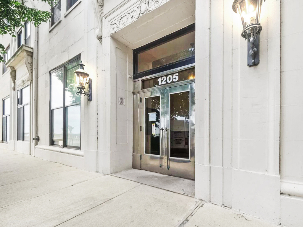 1205 W Sherwin Avenue - Photo 0