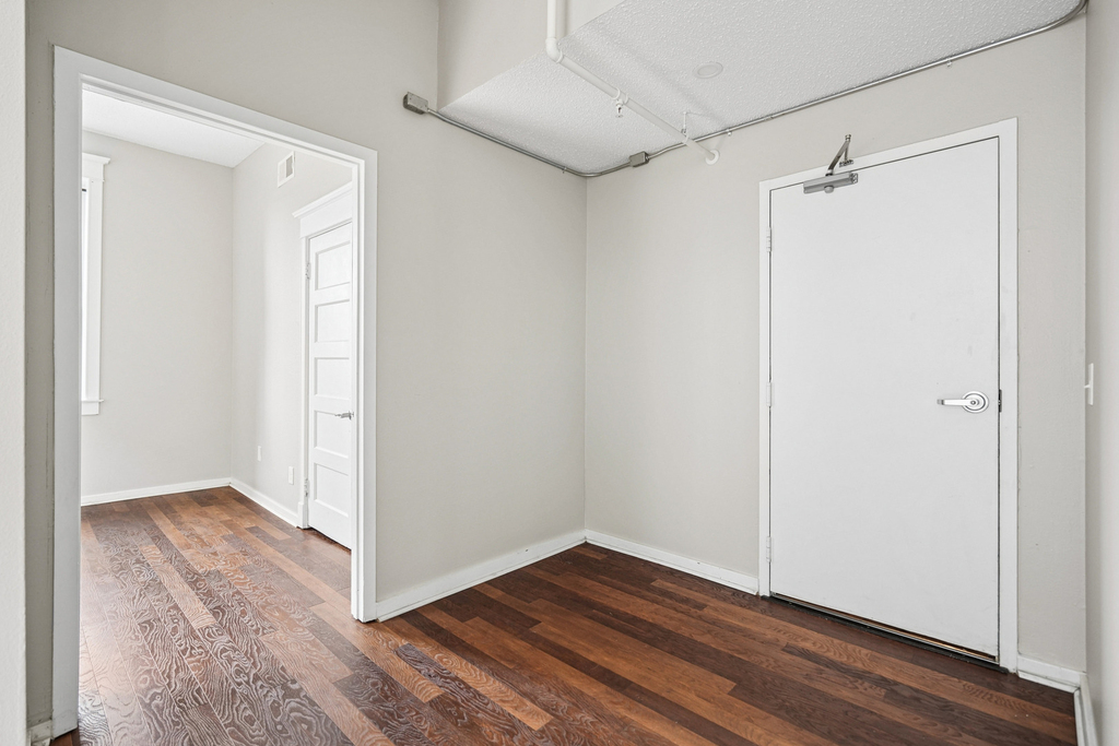 307 W 6th Street - Photo 3