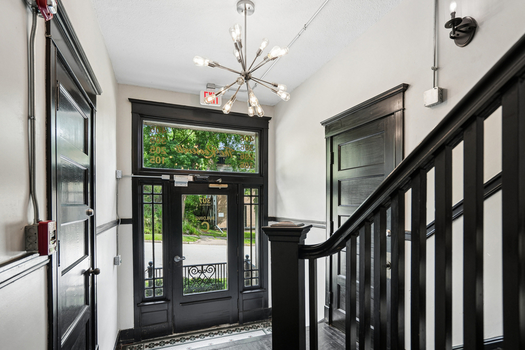 307 W 6th Street - Photo 2