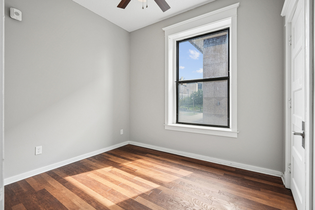 307 W 6th Street - Photo 11