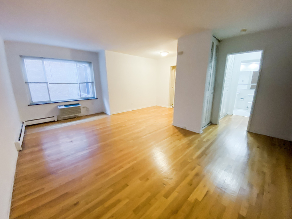 516 W Melrose Street - Photo 1