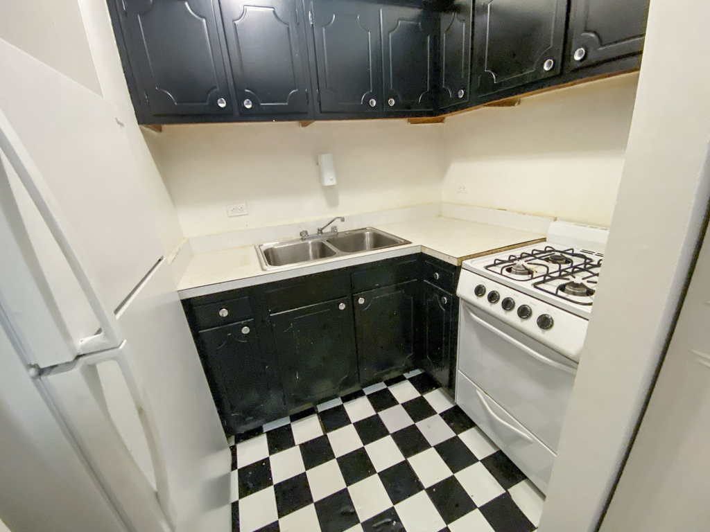 516 W Melrose Street - Photo 4