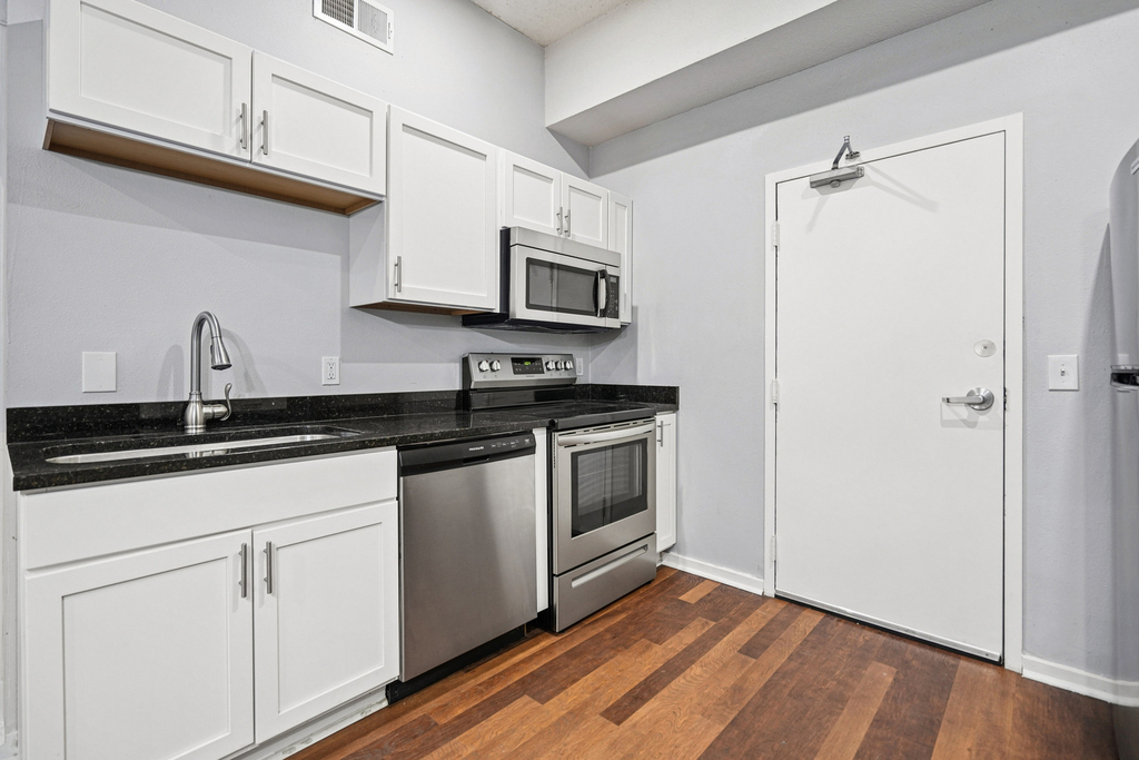 307 W 6th Street - Photo 3