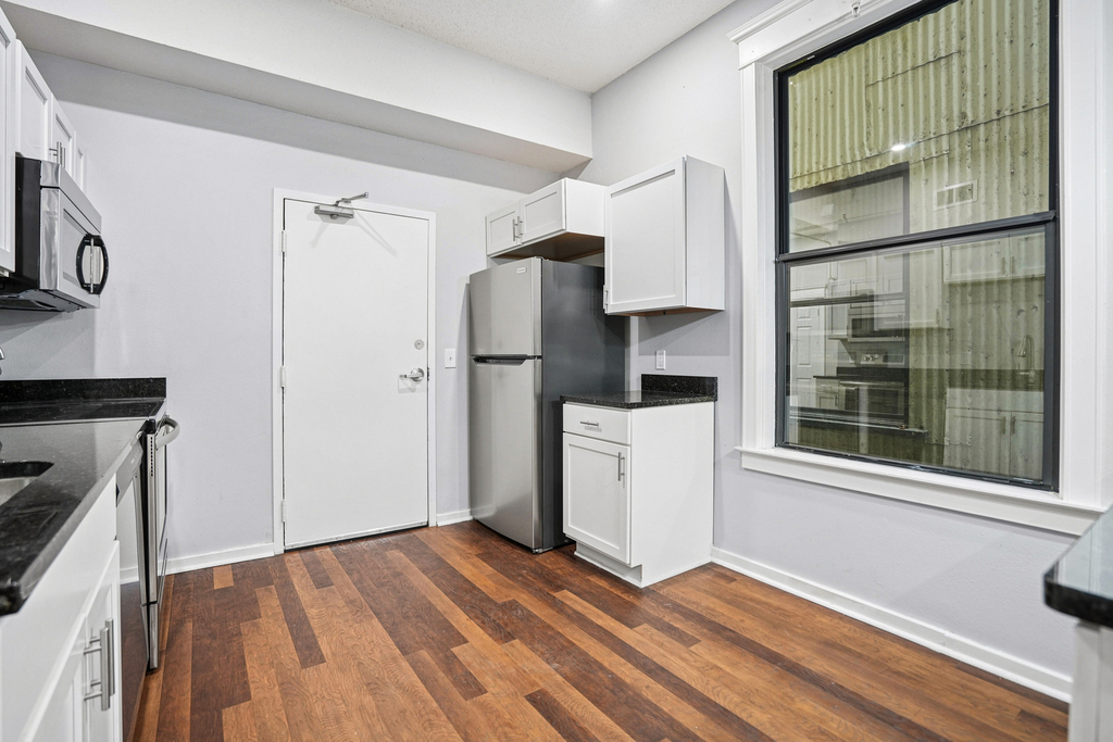 307 W 6th Street - Photo 4