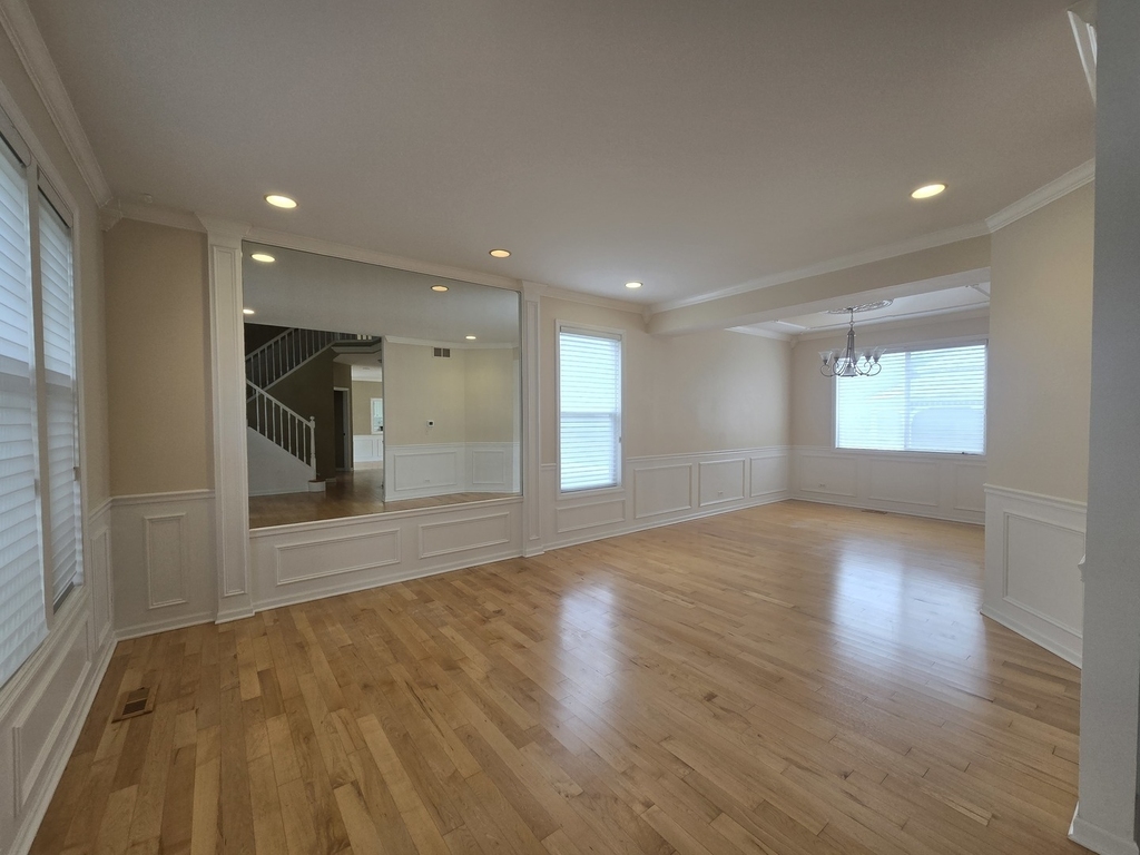 217 Lexington Court - Photo 2