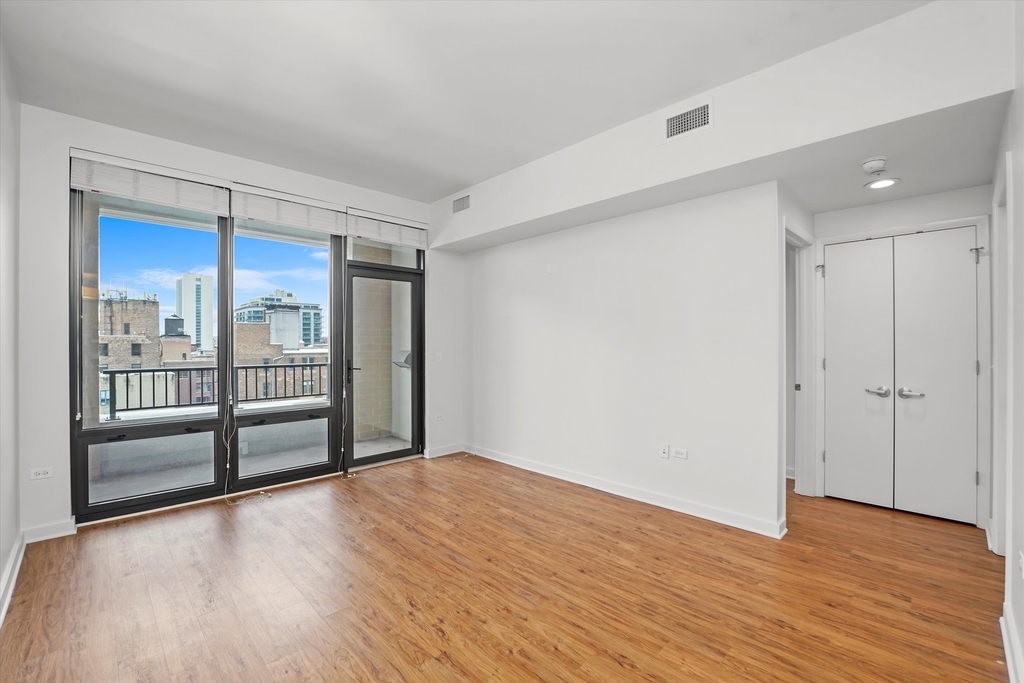 707 N Wells Street - Photo 2