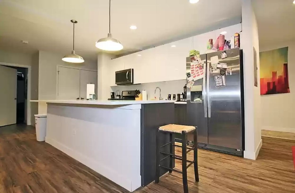 1045 W Cornelia Avenue - Photo 3