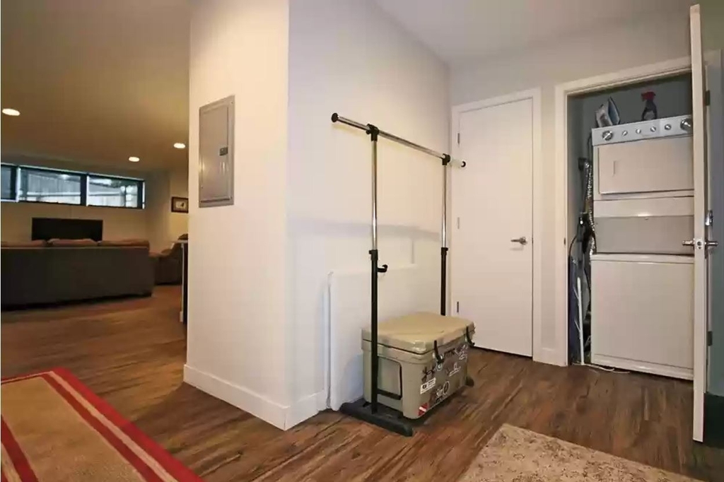 1045 W Cornelia Avenue - Photo 4