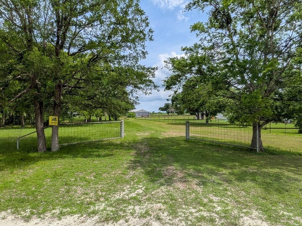 1139 County Rd 403 - Photo 31