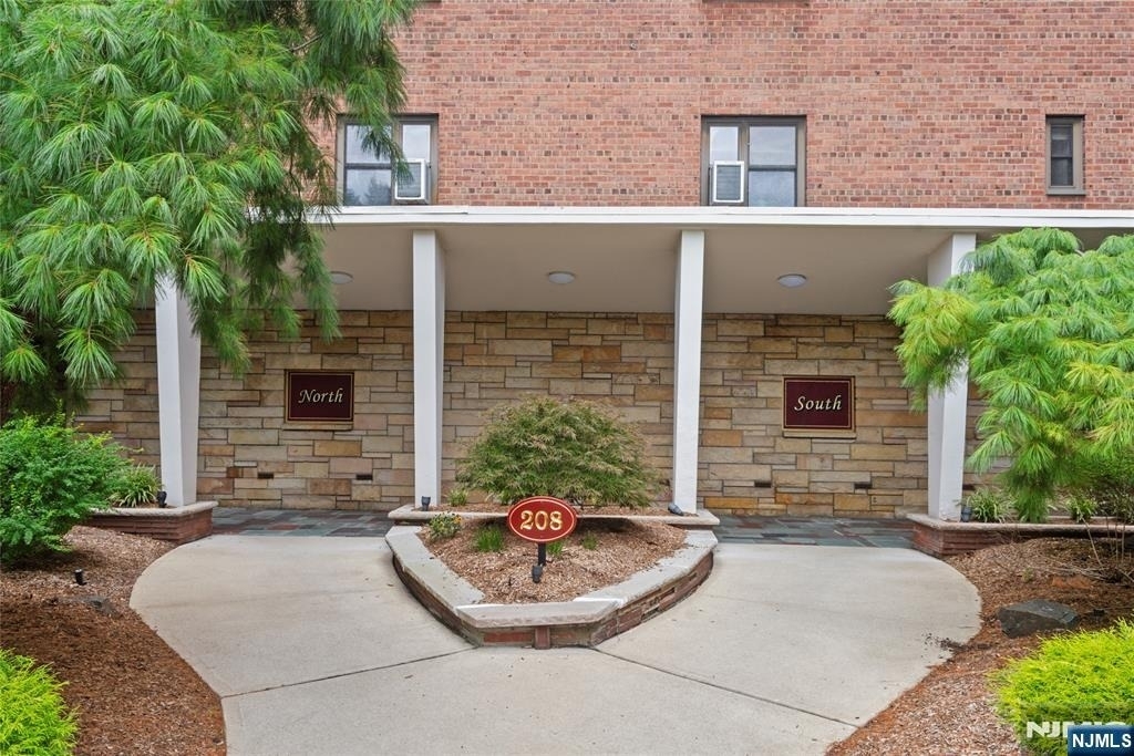 208 Anderson - Photo 2
