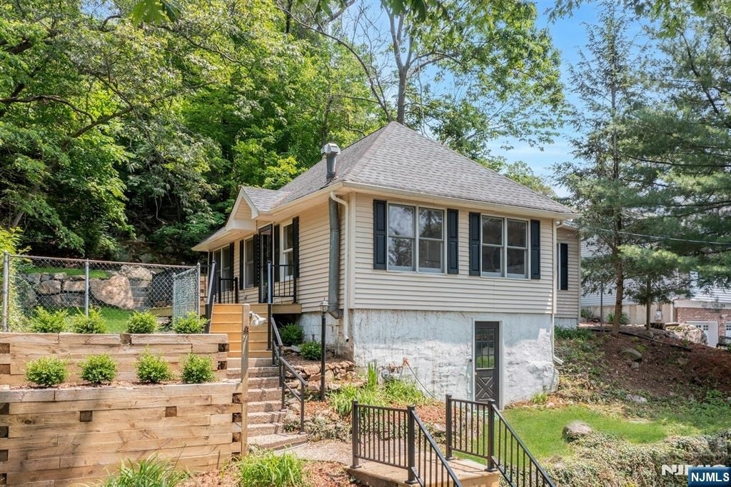 358 Lakeview - Photo 0