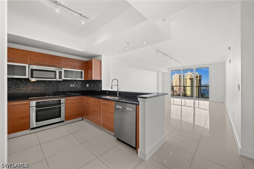 3000 Oasis Grand Boulevard - Photo 2