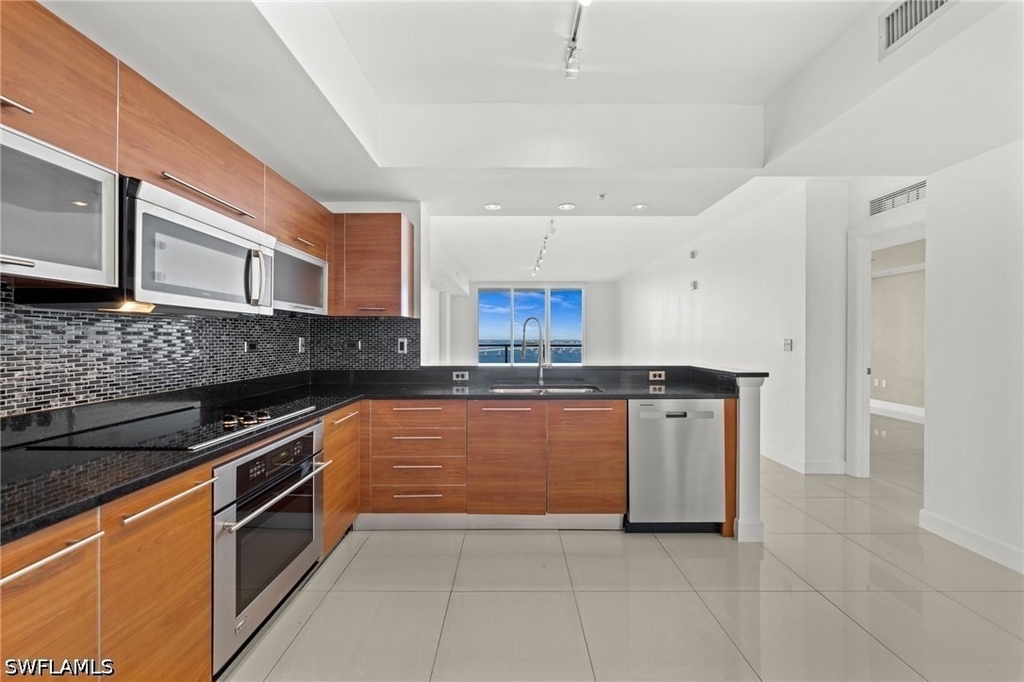 3000 Oasis Grand Boulevard - Photo 3