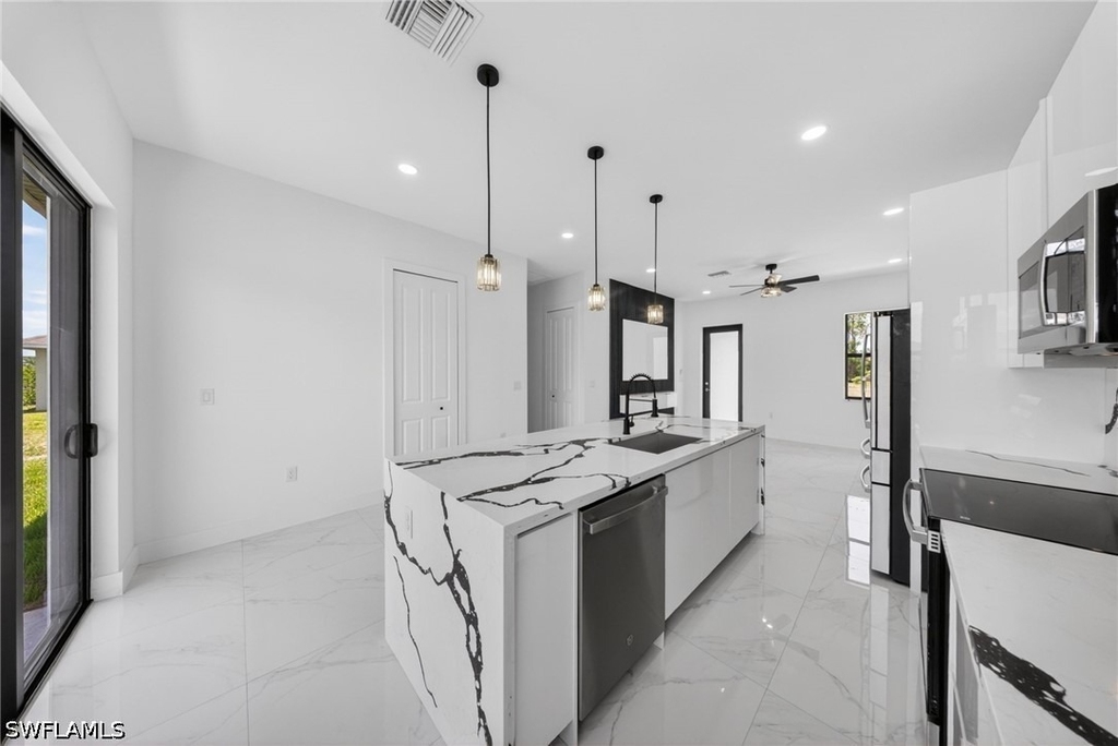 1213 Dodwin Street E - Photo 11