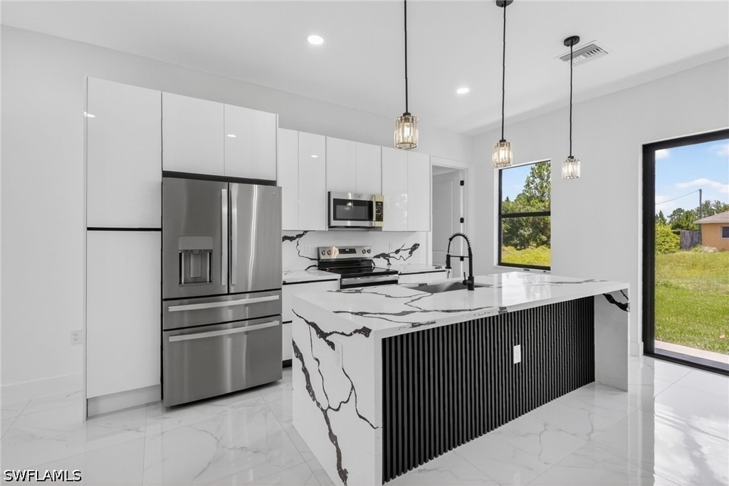1213 Dodwin Street E - Photo 8