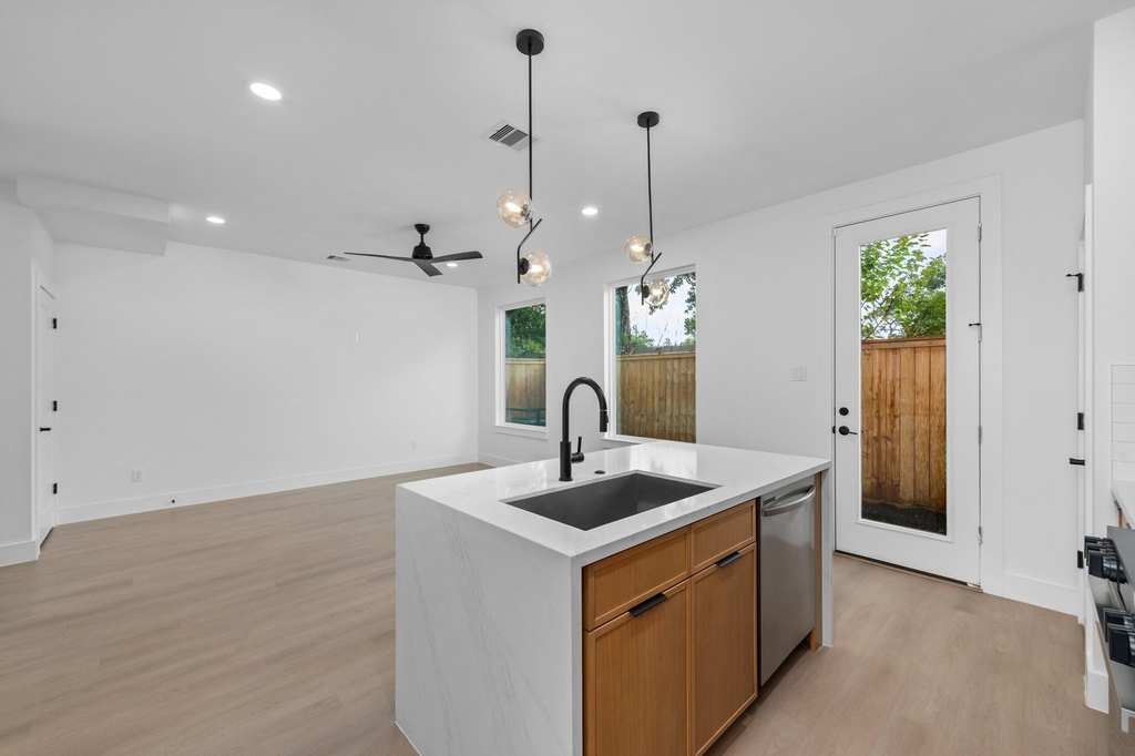 7208 Weyburn Street - Photo 11
