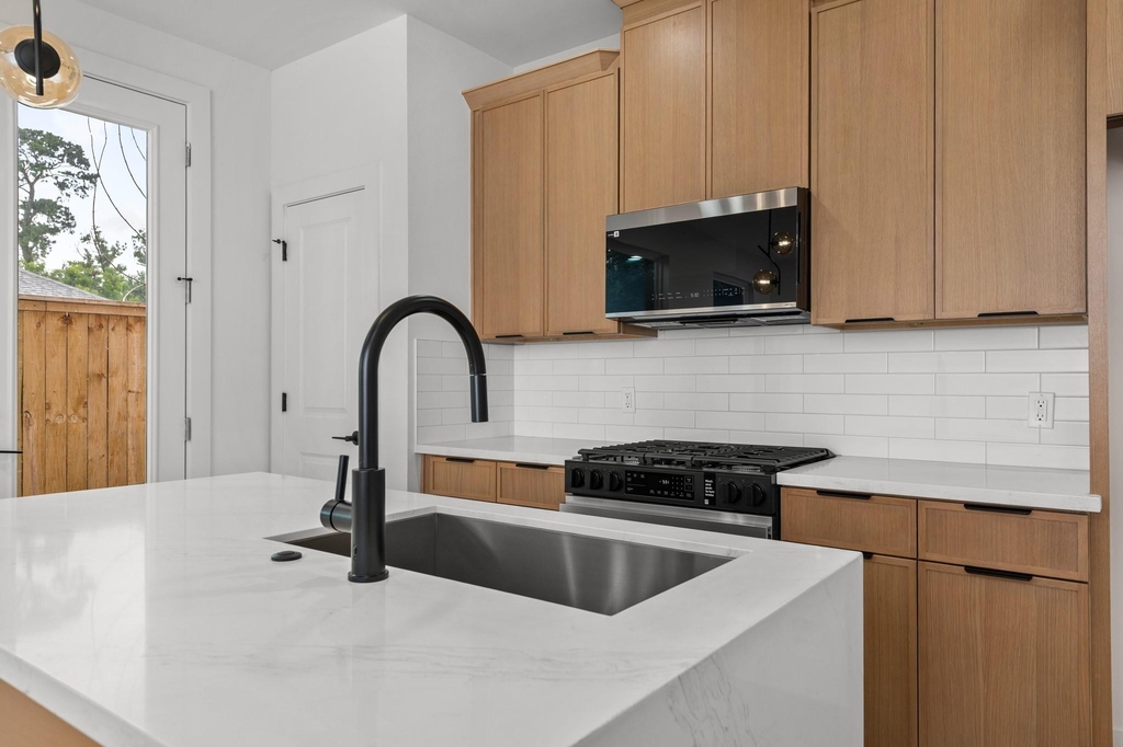 7208 Weyburn Street - Photo 3