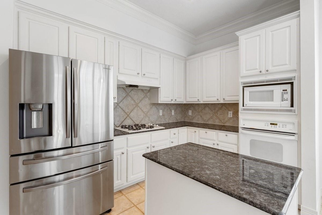 5913 Dolores Street - Photo 3
