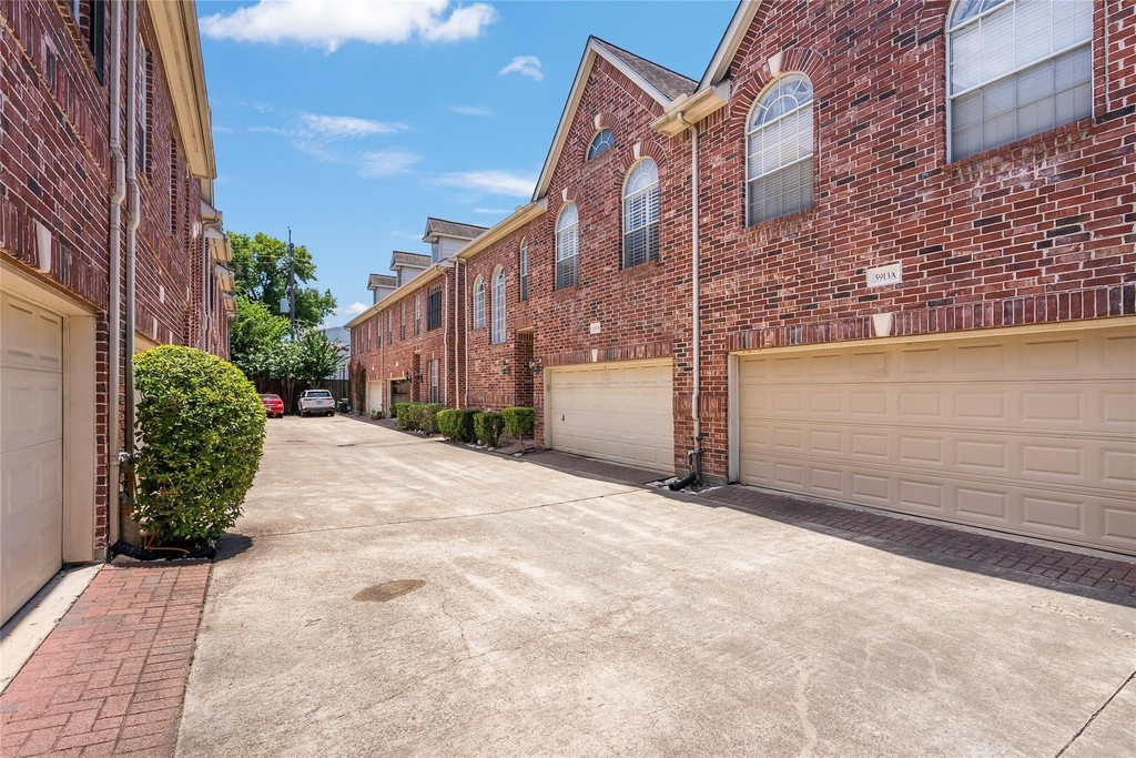 5913 Dolores Street - Photo 33
