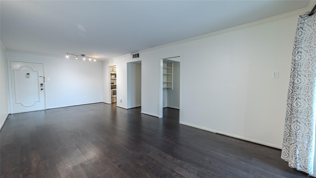 7575 Katy Freeway - Photo 2