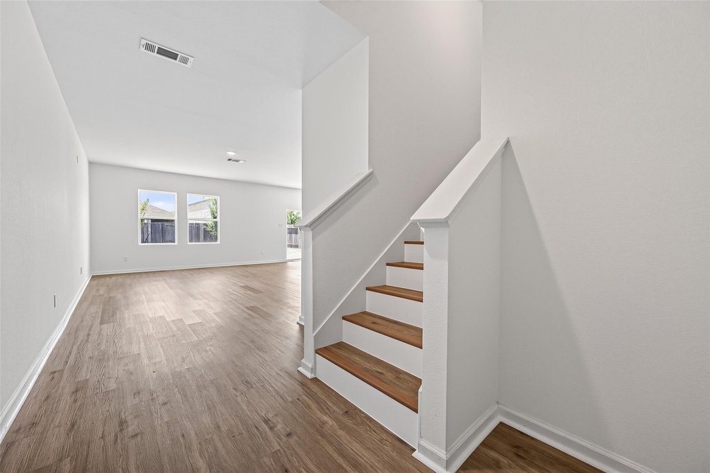 654 Amesbury Road - Photo 6
