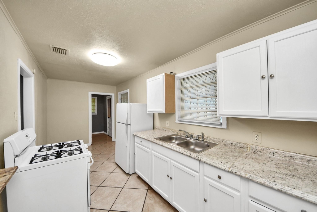 3214 Tuam St - Photo 12