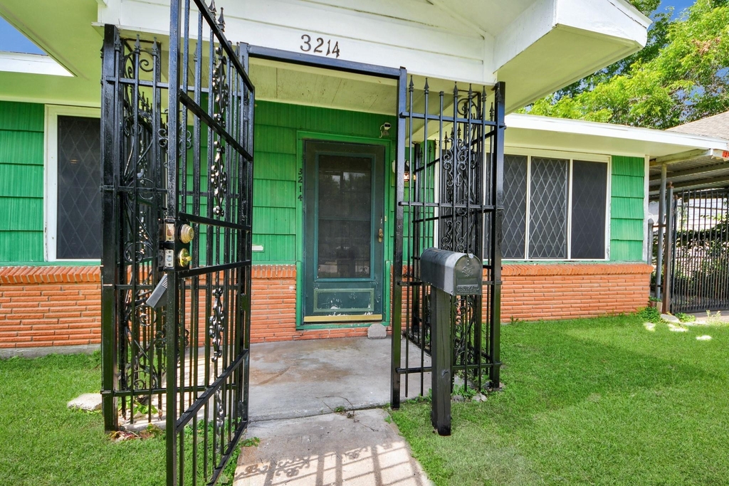 3214 Tuam St - Photo 2