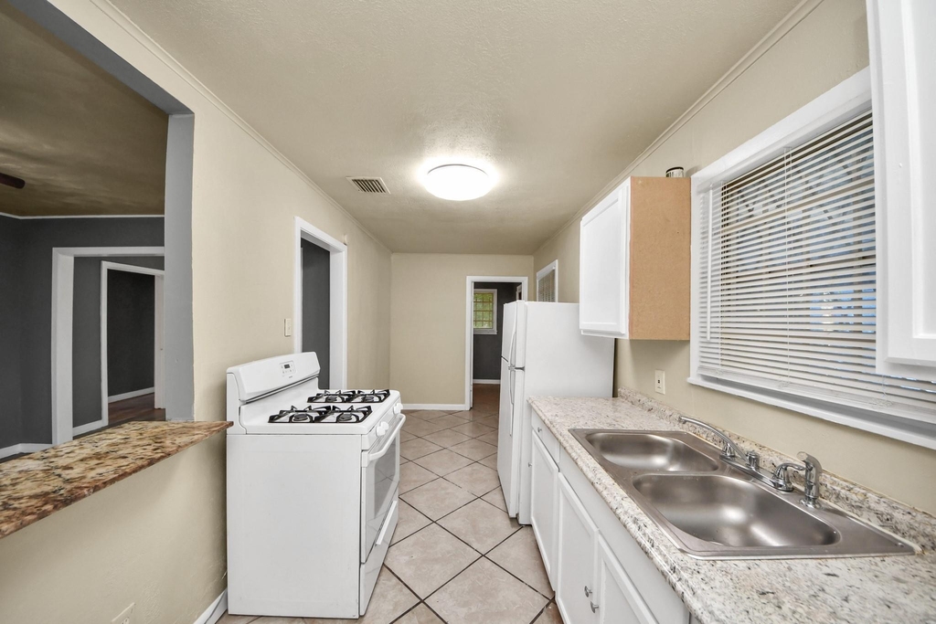 3214 Tuam St - Photo 13