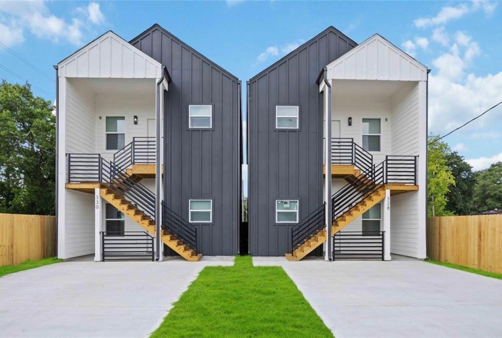 328 Clearwater St - Photo 0