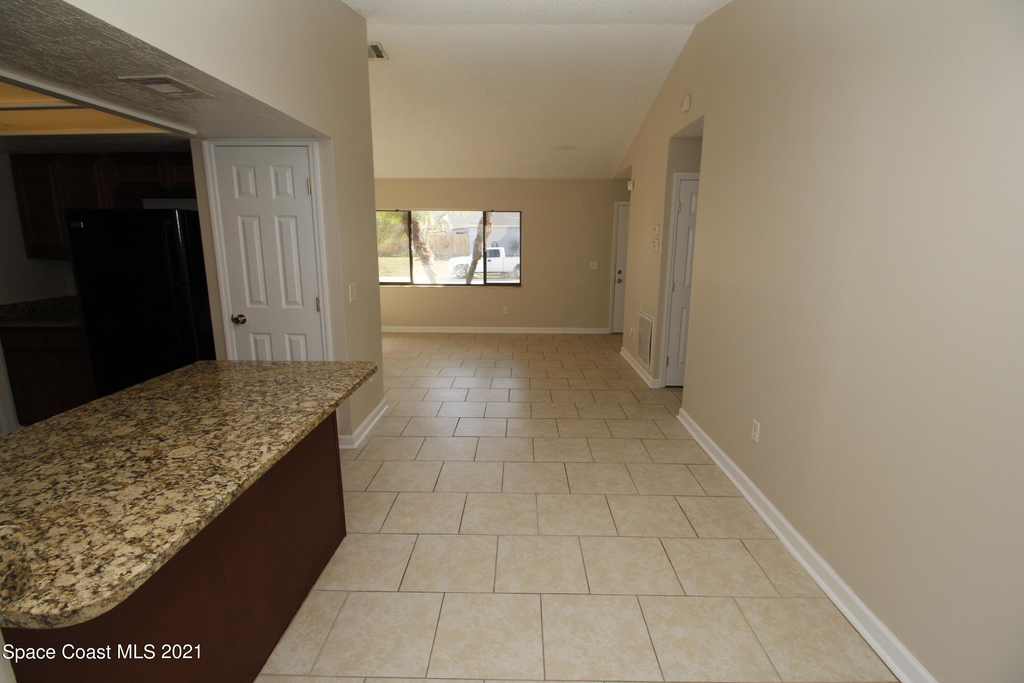 907 Commerce Road Se - Photo 4