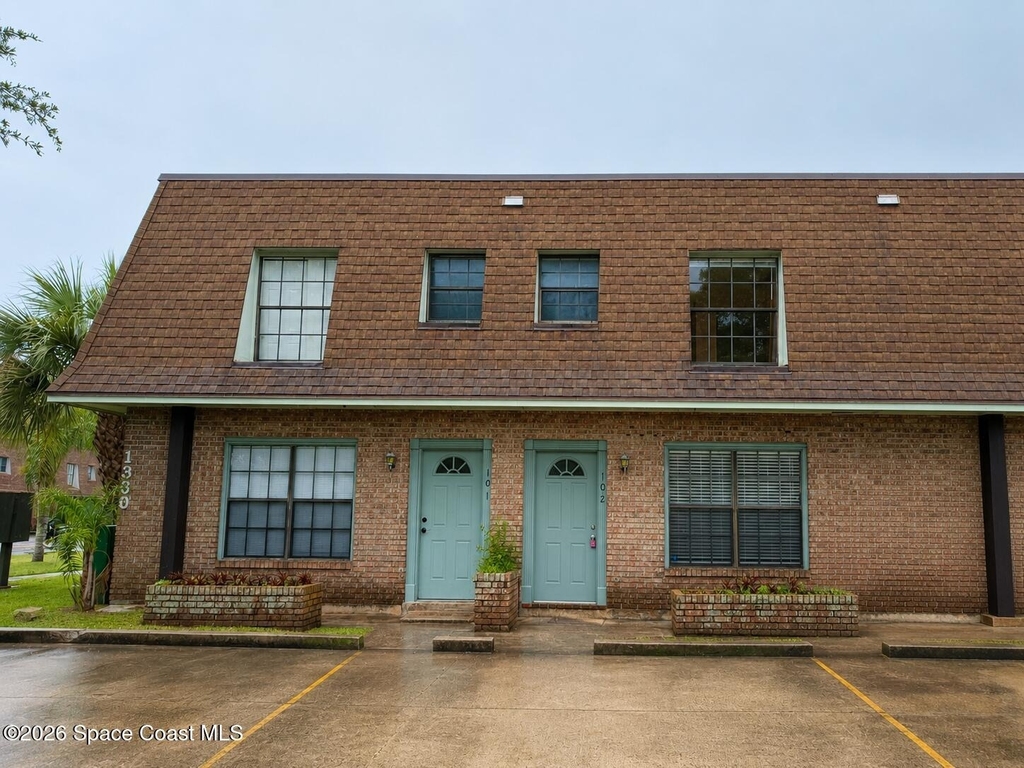 1300 Arlington Lane Ne - Photo 0