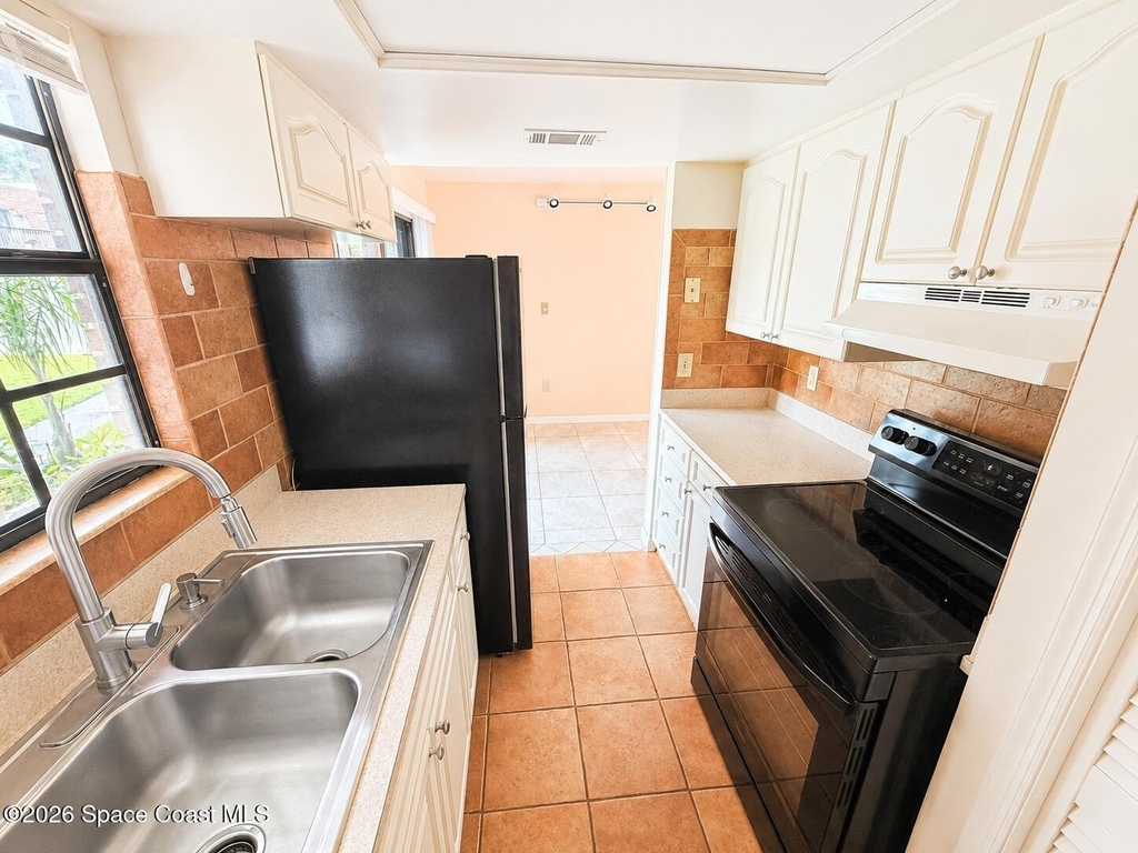 1300 Arlington Lane Ne - Photo 3