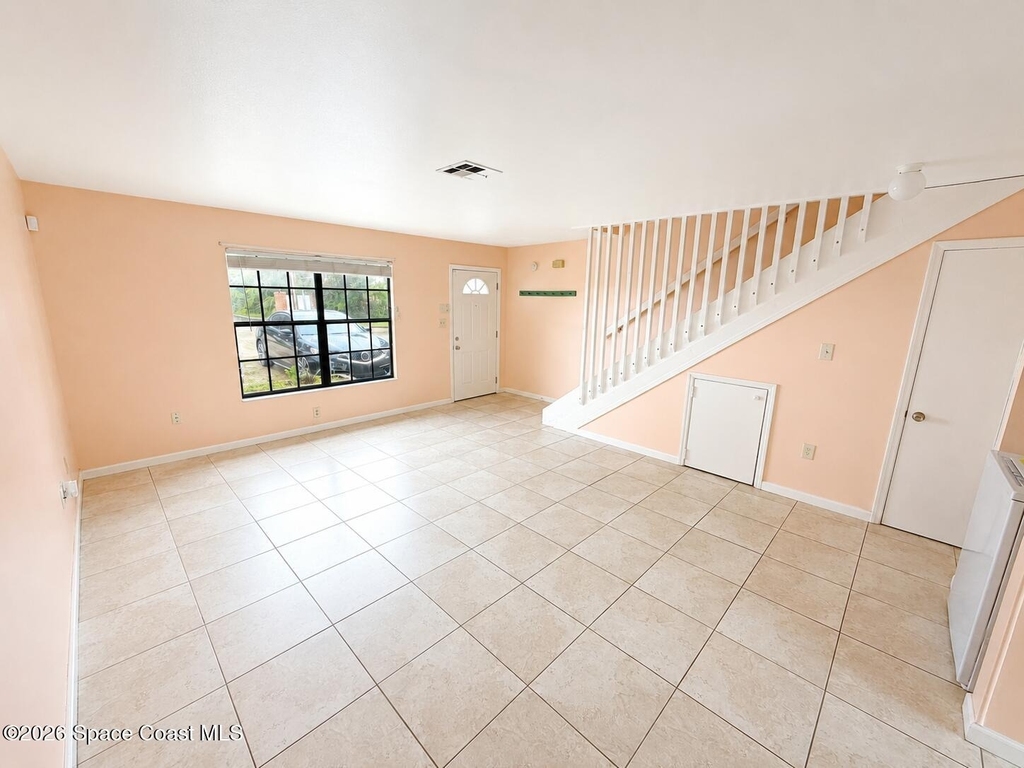1300 Arlington Lane Ne - Photo 2