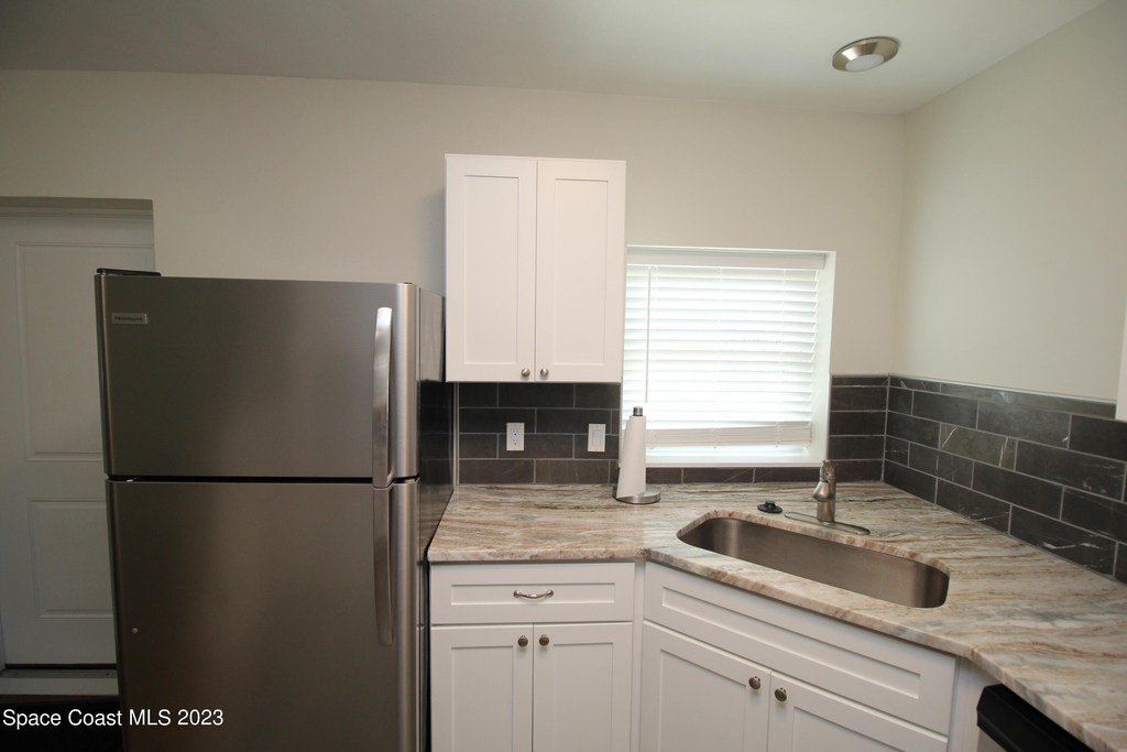 1905 Oak Street - Photo 3