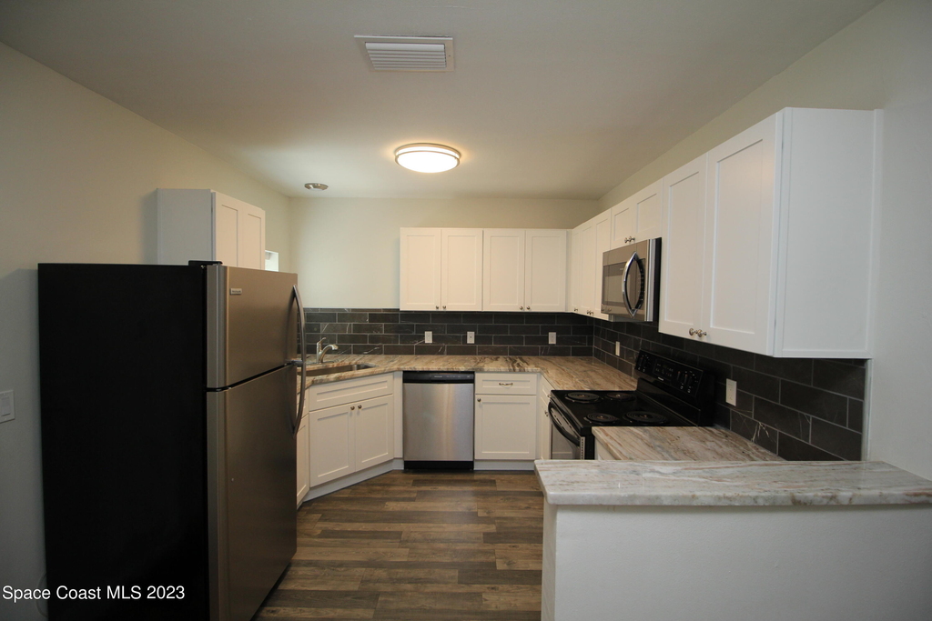 1905 Oak Street - Photo 2
