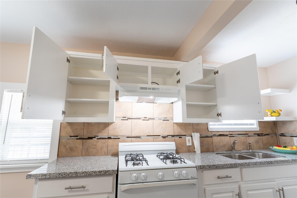 305 N Live Oak Street - Photo 5