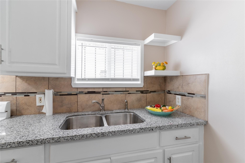 305 N Live Oak Street - Photo 16