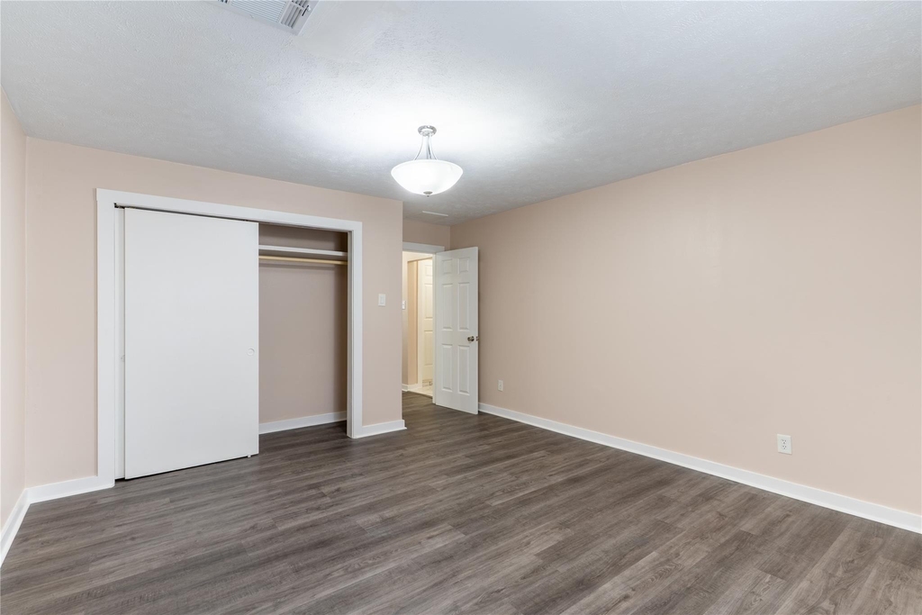 305 N Live Oak Street - Photo 0