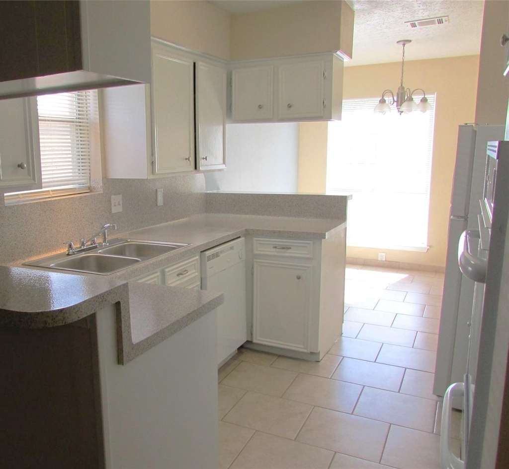 1611 Chippawa Lane - Photo 2