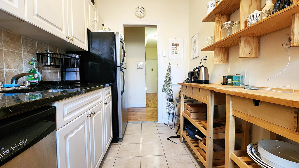 568 Pacific Street - Photo 4