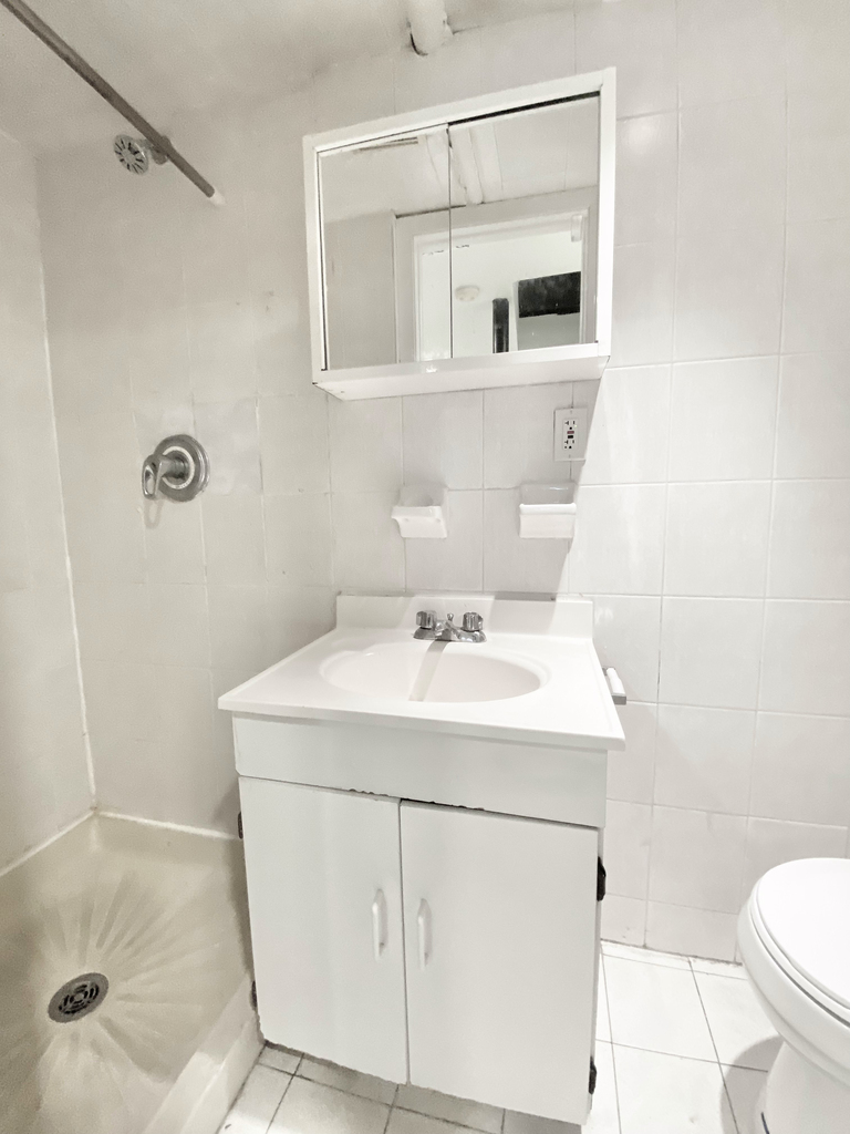 East 54th Street - Photo 17