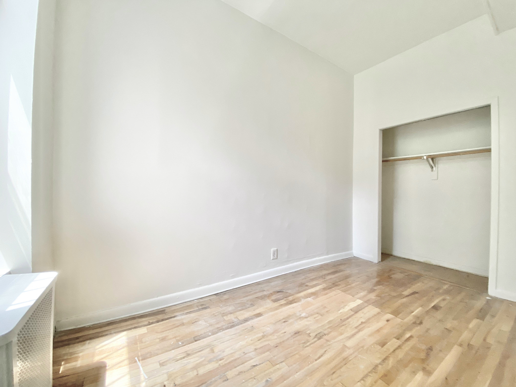 East 54th Street - Photo 9