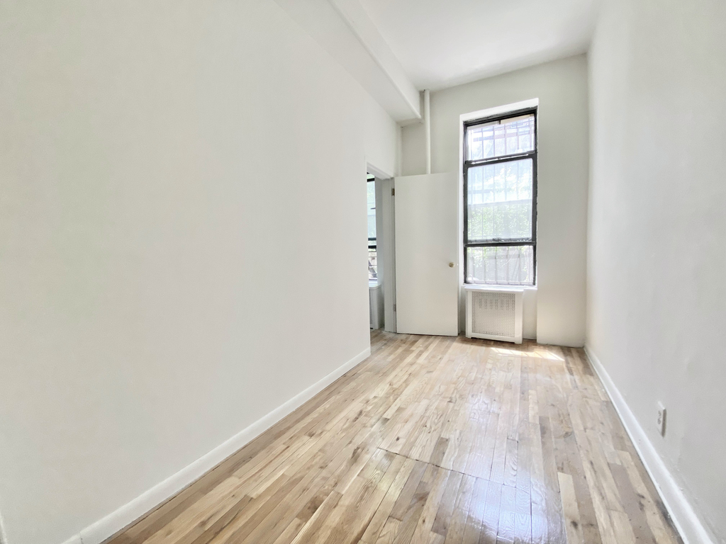 East 54th Street - Photo 6