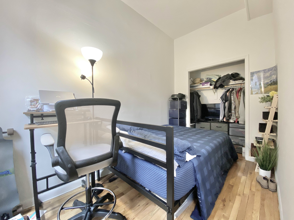 East 54th Street - Photo 8