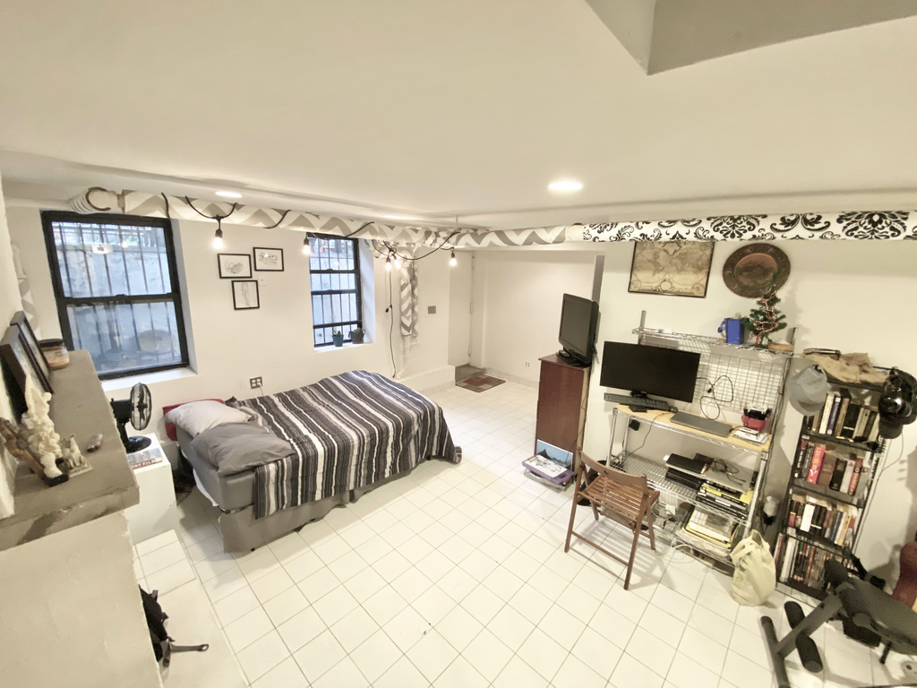 East 54th Street - Photo 13